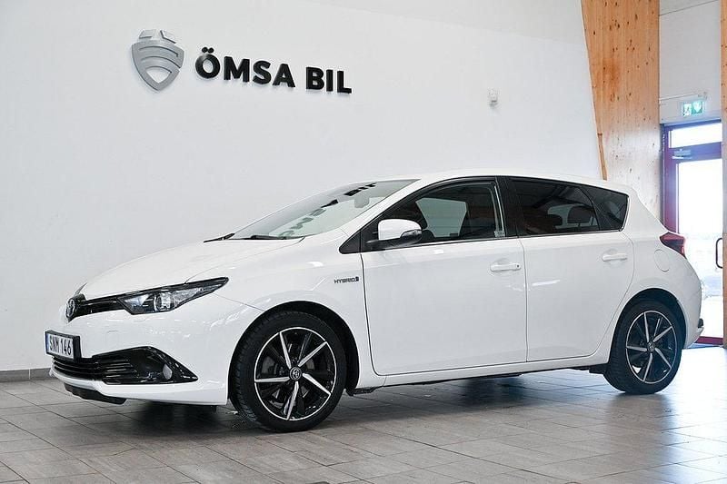 Vit Begagnad 2018 Toyota Auris Hybrid Edition Halvkombi | 169 800 kr (Marknadspris) - Bild 1/4