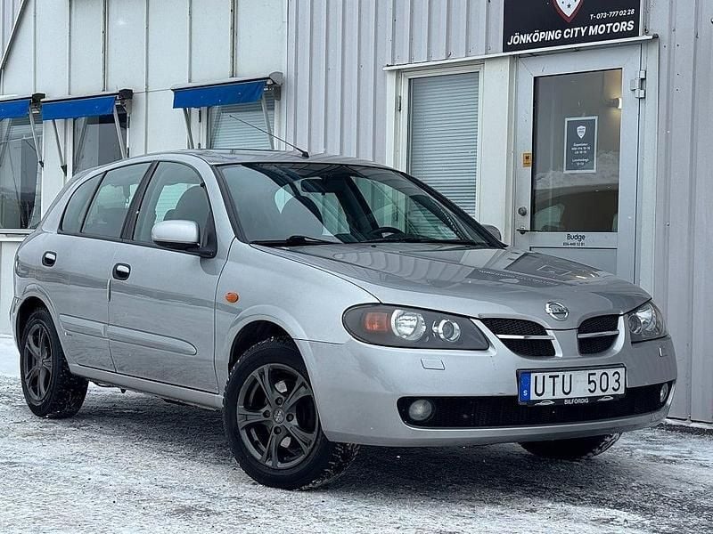 Begagnad Nissan Almera 116 HK (85 kW) 2004 Silver Halvkombi