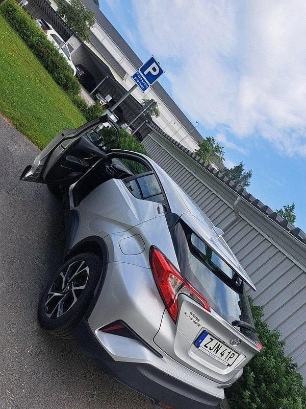 Silver Begagnad 2019 Toyota C-HR Active SUV | 169 000 kr (Marknadspris) - Bild 1/4