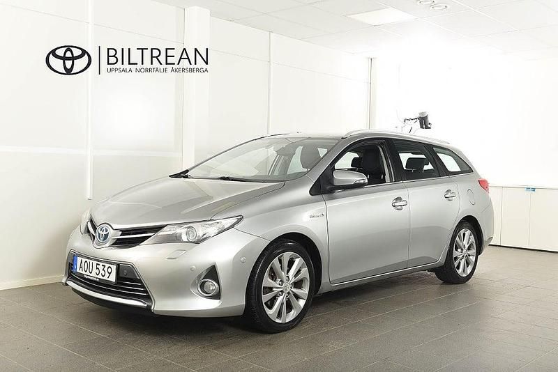 Ljusgrå Begagnad 2014 Toyota Auris Hybrid Executive Kombi | 104 900 kr (Marknadspris) - Bild 1/4