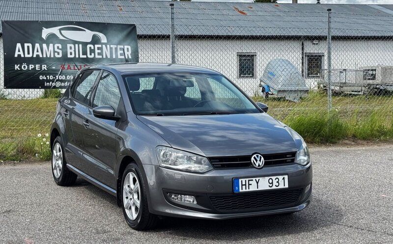Mörkgrå Begagnad 2013 VW Polo Halvkombi | 84 600 kr (Marknadspris) - Bild 1/4