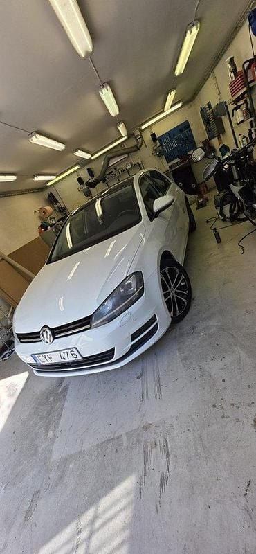 Vit Begagnad 2014 VW Golf VII Halvkombi | 130 000 kr (Lite dyr) - Bild 1/4