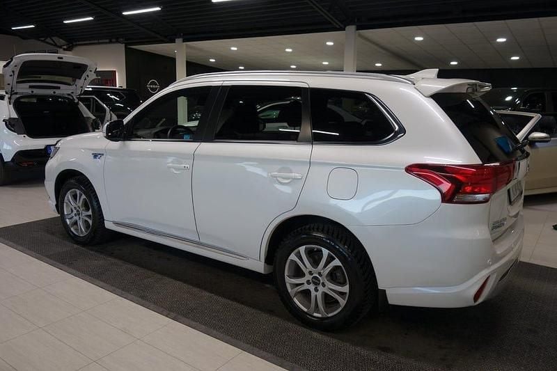 Begagnad Mitsubishi Outlander 224 HK (164 kW) 2020 Vit SUV