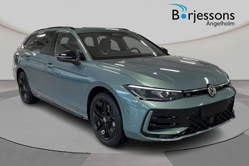 Ljusgrön Ny 2025 VW Passat Edition Kombi | 545 200 kr (Bra pris) - Bild 1/4