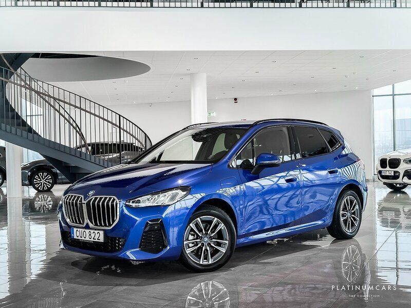 Blå (portimao blå metallic) Begagnad 2022 BMW 225 Active Tourer M Sport Minibuss | 369 000 kr (Lite dyr) - Bild 1/4