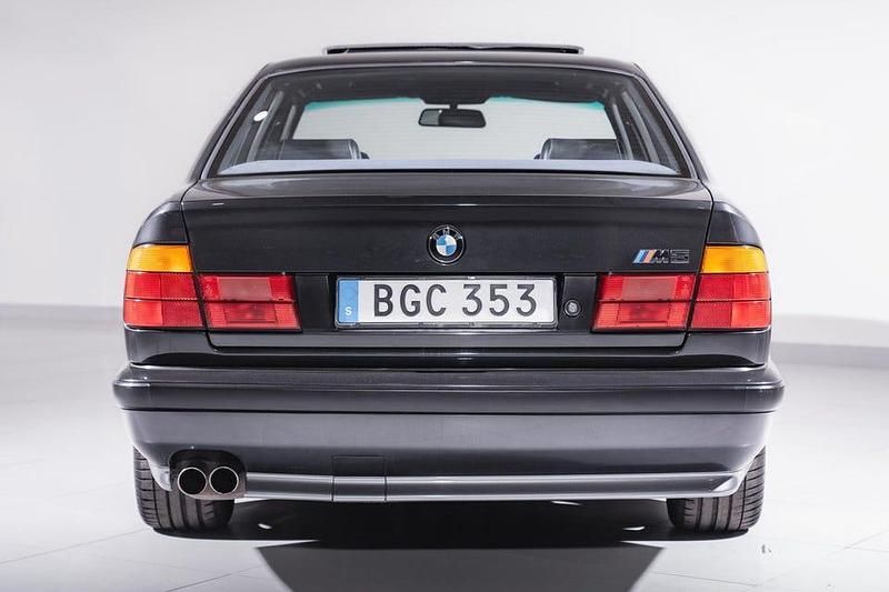 Begagnad BMW M5 340 HK (250 kW) 1994 Svart Sedan