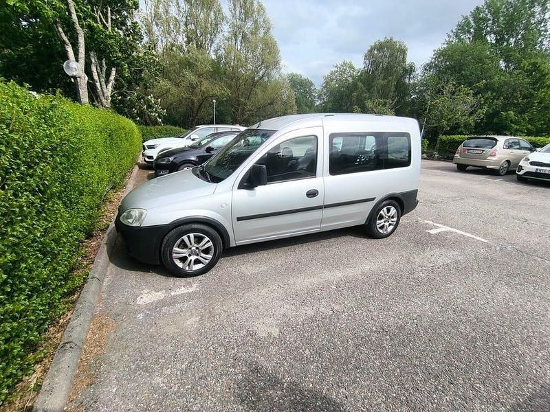 Begagnad Opel Combo 75 HK (55 kW) 2007 Minibuss