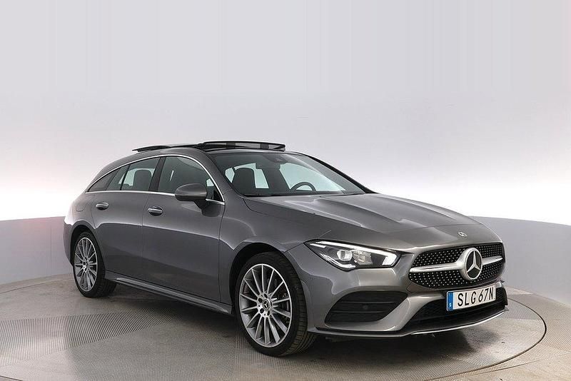 Mörkgrå Begagnad 2022 Mercedes CLA250e Shooting Brake AMG Kombi | 329 000 kr (Marknadspris) - Bild 1/4