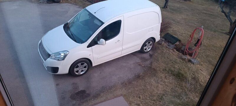 Vit Begagnad 2016 Peugeot Partner Minibuss | 57 000 kr (Marknadspris) - Bild 1/1