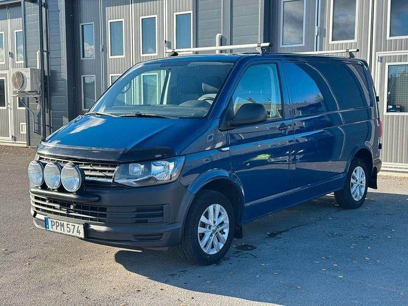 Mörkblå (blå) Begagnad 2016 VW T6 Van | 139 900 kr (Superpris) - Bild 1/4
