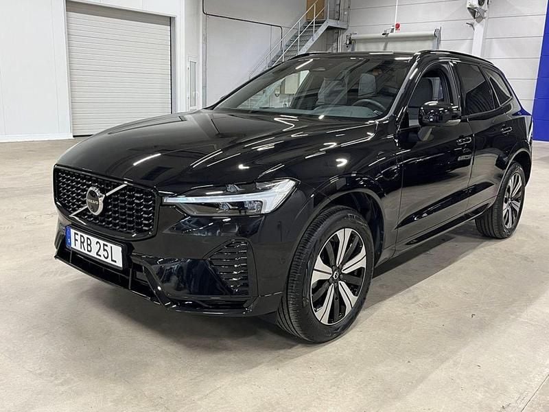 Svart Begagnad 2024 Volvo XC60 Plus SUV | 594 800 kr (Marknadspris) - Bild 1/4