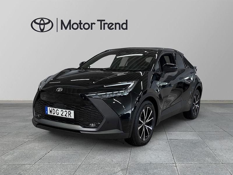 Svart Begagnad 2024 Toyota C-HR Style SUV | 369 000 kr (Marknadspris) - Bild 1/4