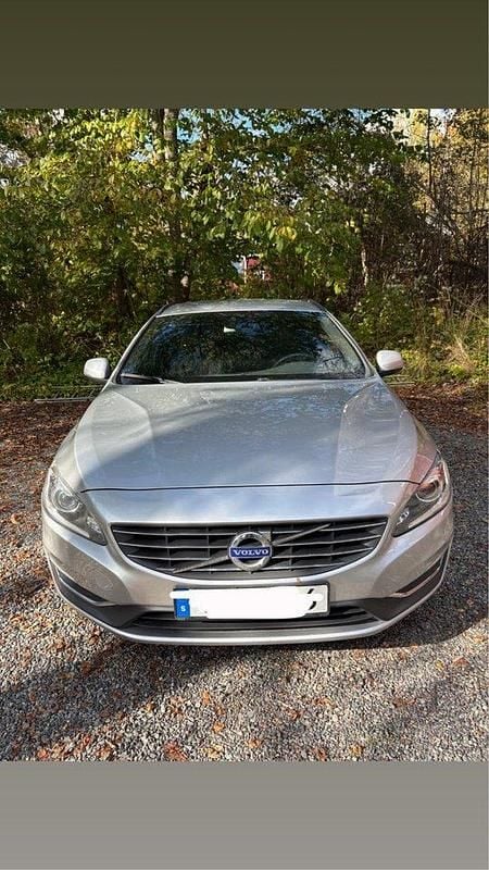 Silver Begagnad 2015 Volvo V60 Momentum Kombi | 130 000 kr (Marknadspris) - Bild 1/4