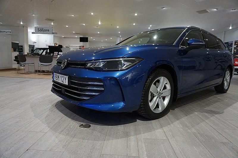 Blå Begagnad 2024 VW Passat Business Kombi | 379 000 kr (Dyr) - Bild 1/4