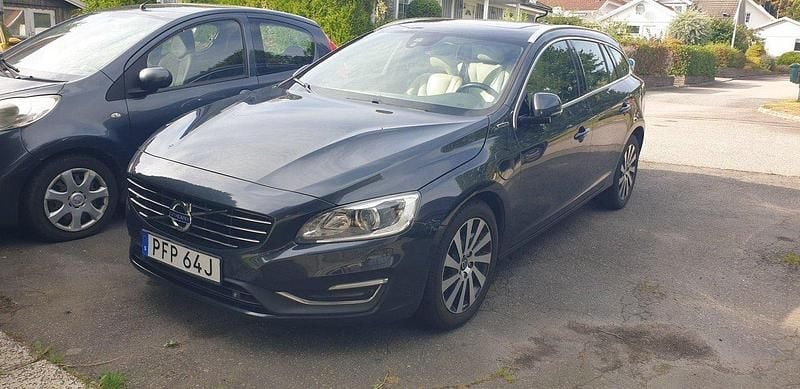 Grå Begagnad 2015 Volvo V60 Summum Kombi | 109 000 kr (Bra pris) - Bild 1/2