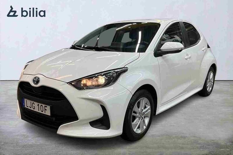 Vit Begagnad 2021 Toyota Yaris Hybrid Active Halvkombi | 199 900 kr (Marknadspris) - Bild 1/1