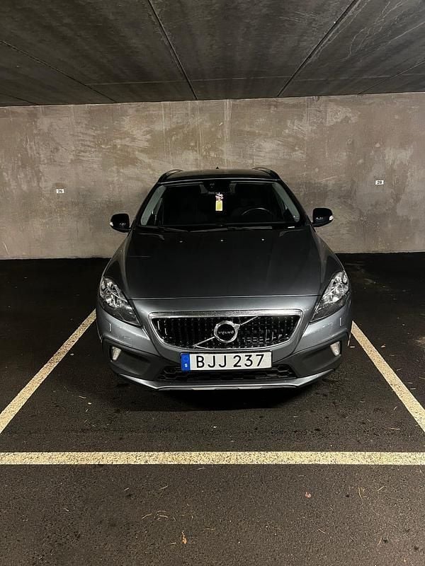 Begagnad 2018 Volvo V40 Halvkombi | 173 000 kr (Marknadspris) - Bild 1/4