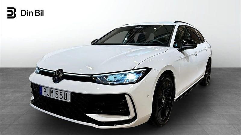 Pure white Begagnad 2025 VW Passat R-line Kombi | 439 900 kr (Dyr) - Bild 1/4