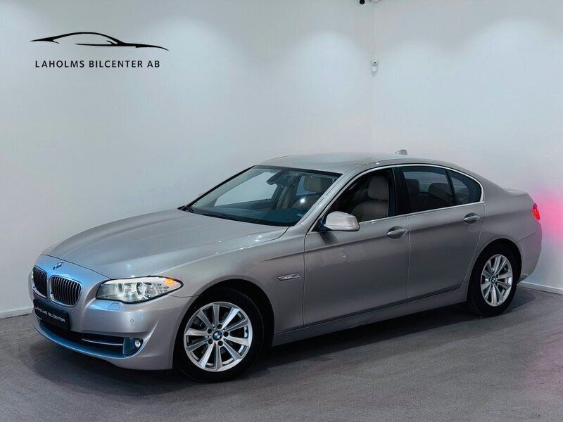 Silver Begagnad 2012 BMW 520 Sedan | 119 900 kr (Marknadspris) - Bild 1/4
