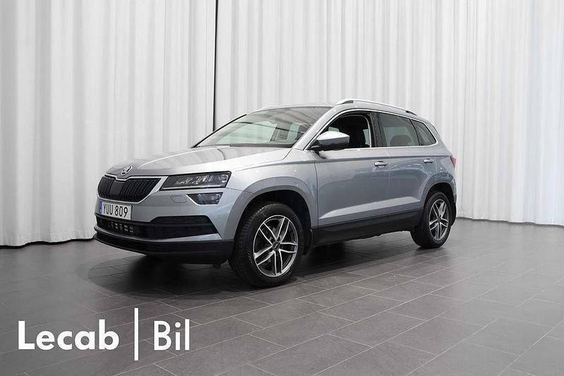 Grå (business grey metallic) Begagnad 2019 Skoda Karoq SUV | 214 500 kr (Marknadspris) - Bild 1/4