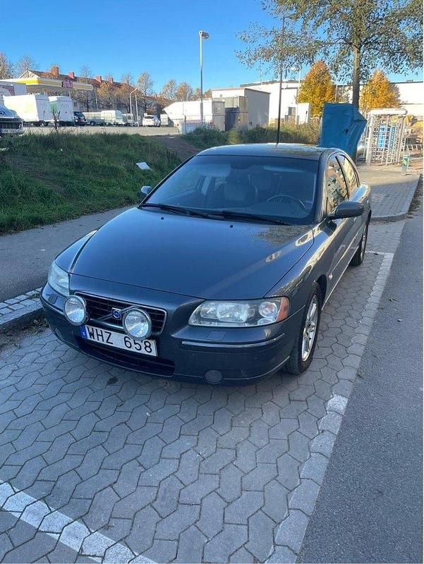 Grå Begagnad 2005 Volvo S60 Momentum Sedan | 30 000 kr (Bra pris) - Bild 1/4
