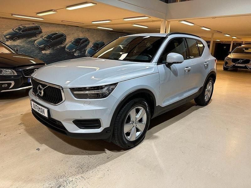 Silver (silver metallic) Begagnad 2020 Volvo XC40 Kinetic SUV | 254 900 kr (Marknadspris) - Bild 1/4