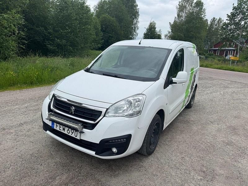 Vit Begagnad 2015 Peugeot Partner Minibuss | 36 900 kr (Marknadspris) - Bild 1/4