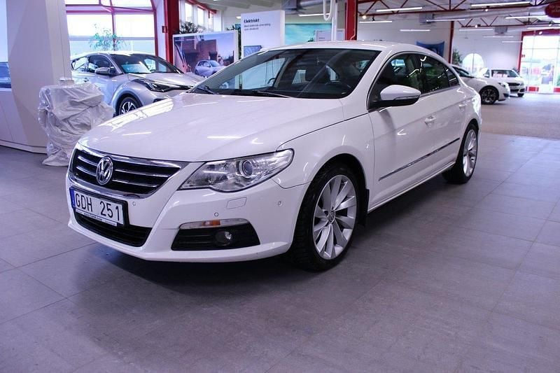 Vit Begagnad 2010 VW CC Sedan | 119 000 kr (Dyr) - Bild 1/4