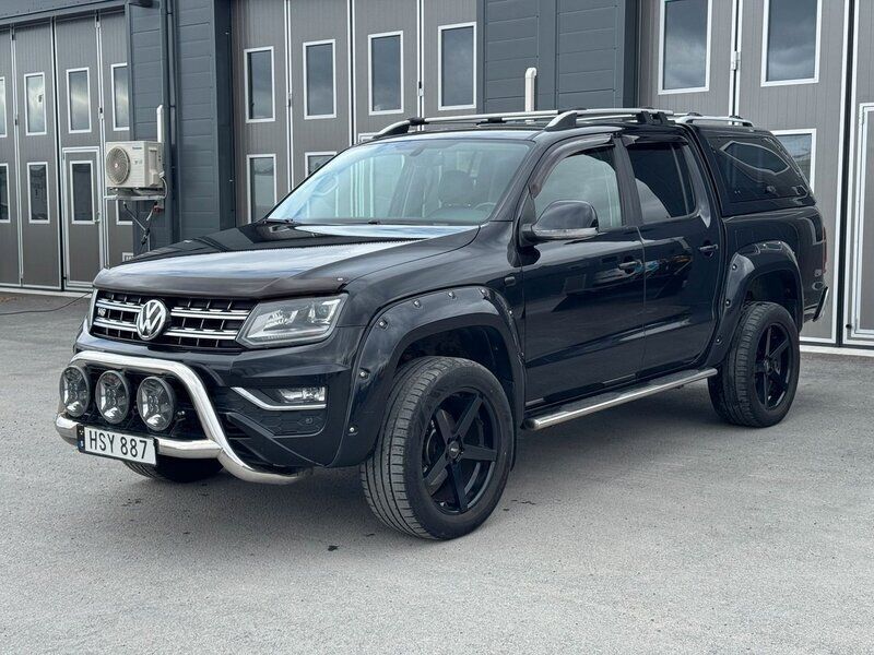 Svart Begagnad 2017 VW Amarok Pickup | 299 900 kr (Marknadspris) - Bild 1/4