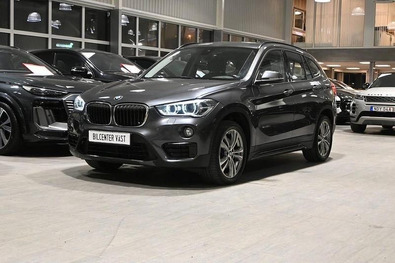Grå Begagnad 2017 BMW X1 Sport Line SUV | 209 000 kr (Marknadspris) - Bild 1/4