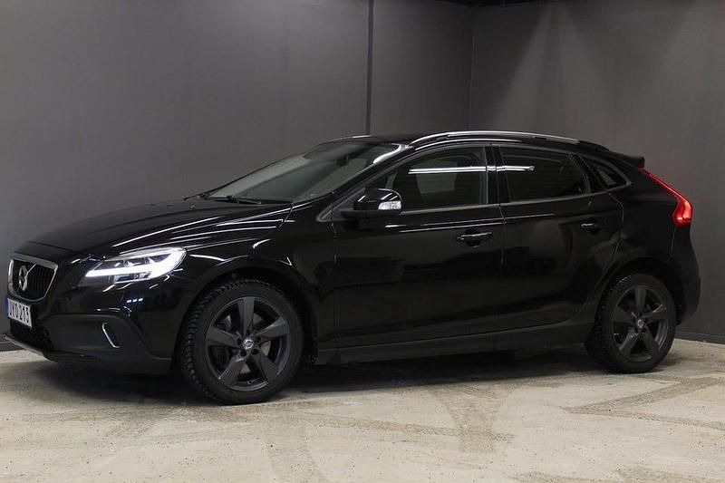 Begagnad Volvo V40 CC 152 HK (111 kW) 2019 Svart Kombi