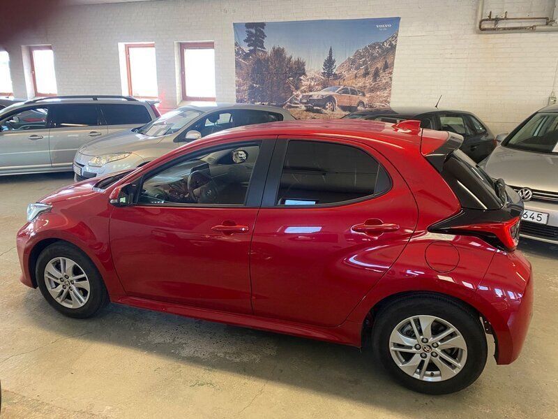 Röd (rödmetallick ) Begagnad 2023 Toyota Yaris Hybrid Active Halvkombi | 219 900 kr (Marknadspris) - Bild 1/4