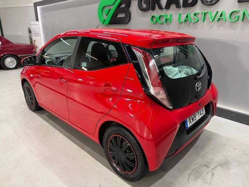 Begagnad Toyota Aygo X-play 69 HK (50 kW) 2015 Röd Halvkombi