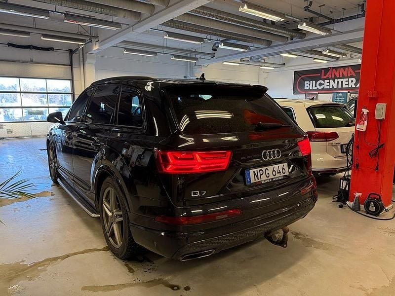 Begagnad Audi Q7 S-Line 272 HK (200 kW) 2016 Svart metallic pärleffekt SUV