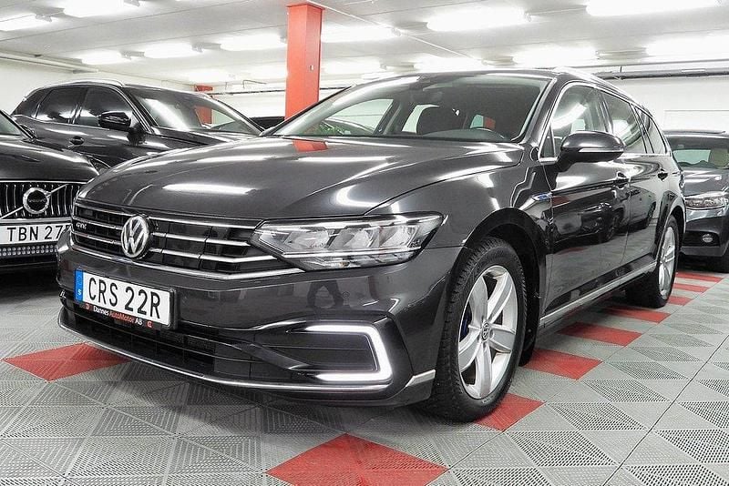Mörkgrå Begagnad 2019 VW Passat GTE Kombi | 199 500 kr (Marknadspris) - Bild 1/4