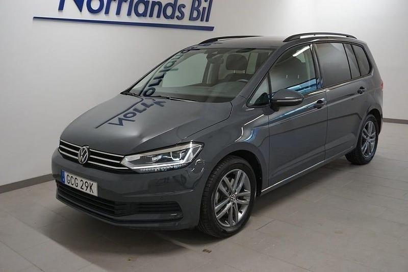 Begagnad VW Touran 150 HK (110 kW) 2024 Grå (dolphin grey metallic) Minibuss