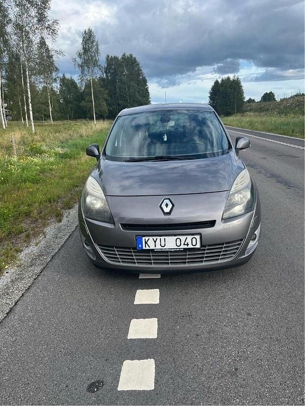 Grå Begagnad 2011 Renault Grand Scénic III Minibuss | 42 999 kr (Superpris) - Bild 1/4