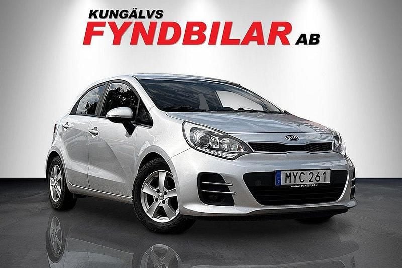 Grå Begagnad 2016 Kia Rio Halvkombi | 79 900 kr (Marknadspris) - Bild 1/4