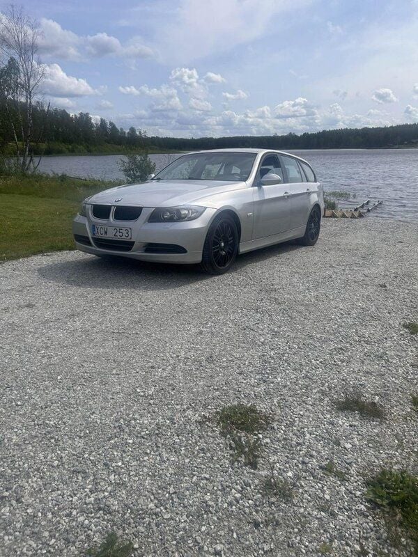 Grå Begagnad 2006 BMW 320 Comfort Edition Kombi | 48 000 kr (Marknadspris) - Bild 1/4