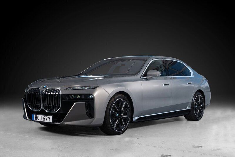 Grå Begagnad 2022 BMW i7 M Sport Sedan | 1 595 000 kr - Bild 1/4