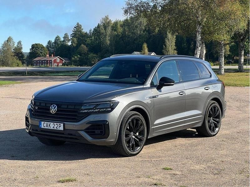 Grå Begagnad 2021 VW Touareg R SUV | 519 000 kr (Marknadspris) - Bild 1/4