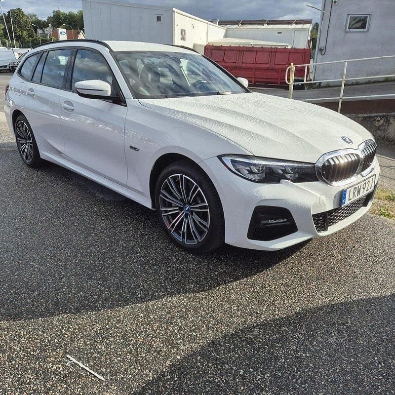 Vit Begagnad 2022 BMW 330e M Sport Kombi | 360 000 kr (Bra pris) - Bild 1/4