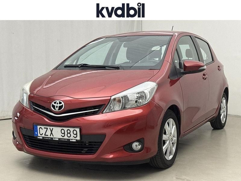 Röd (röd metallic) Begagnad 2014 Toyota Yaris Active Halvkombi | 68 800 kr (Superpris) - Bild 1/3