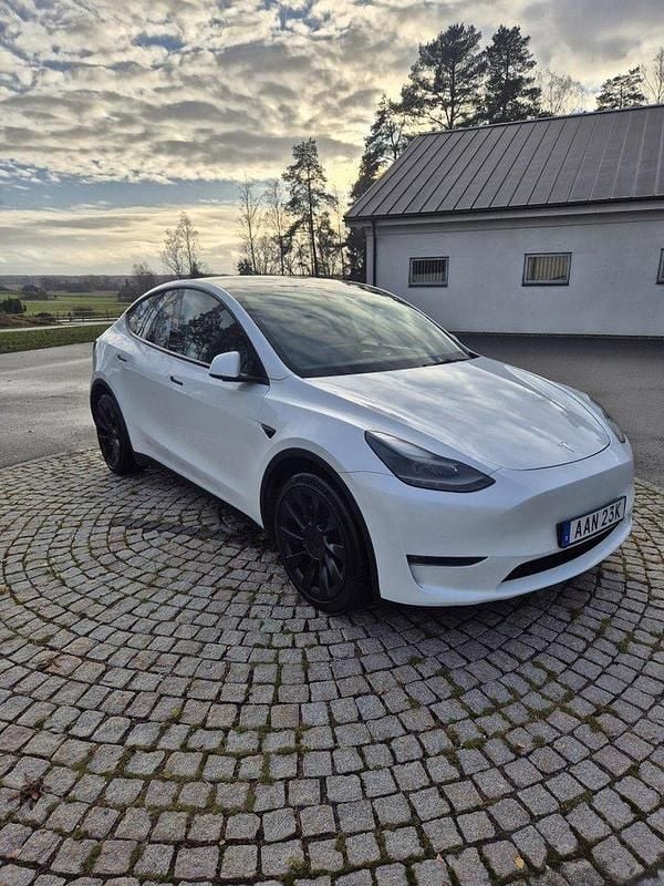 Vit Begagnad 2021 Tesla Model Y Long Range AWD SUV | 330 000 kr (Marknadspris) - Bild 1/4