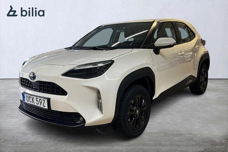 Flerfärgad (vit) Begagnad 2022 Toyota Yaris Hybrid Active SUV | 239 900 kr (Bra pris) - Bild 1/3
