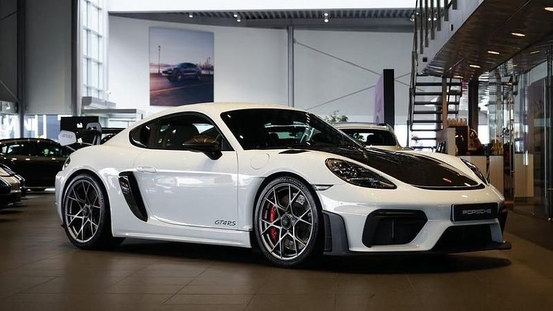 Vit Begagnad 2022 Porsche 718 Cayman GT4 Sportkupé | 1 569 000 kr (Lite dyr) - Bild 1/4