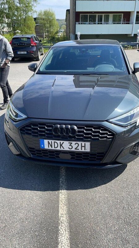Grå Begagnad 2024 Audi A3 S-Line Sedan | 327 000 kr (Bra pris) - Bild 1/4