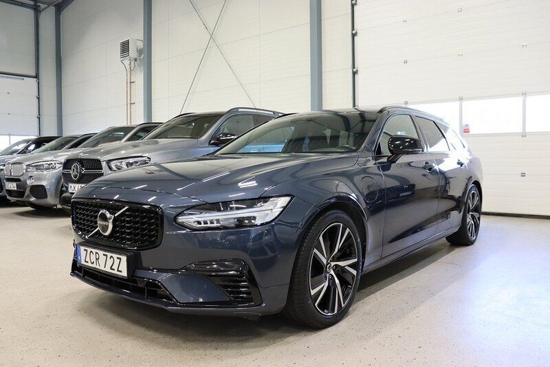 Mörkblå Begagnad 2020 Volvo V90 R-Design Kombi | 398 900 kr (Marknadspris) - Bild 1/4
