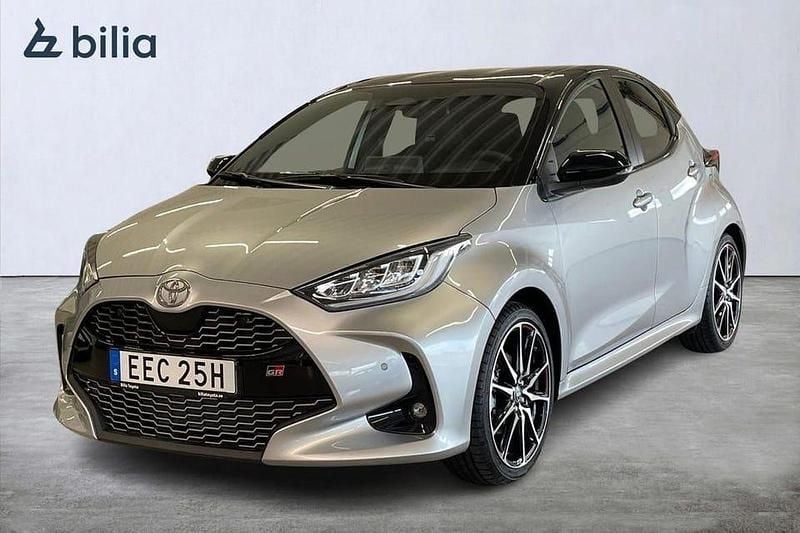Silver Begagnad 2024 Toyota Yaris Hybrid Sport Halvkombi | 309 900 kr - Bild 1/4