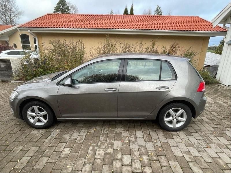 Grå Begagnad 2015 VW Golf VII Halvkombi | 129 000 kr (Marknadspris) - Bild 1/4